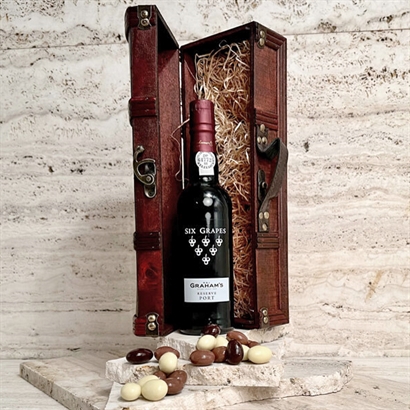Træskrin med portvin Graham  Six Grapes 37,5 cl. og Italienske chokolademandler